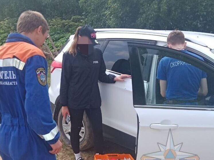 Спасатели эвакуировали из леса в Тосненском районе пострадавшую женщину