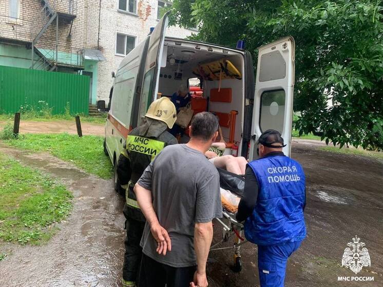 Спасатели оказали помощь в погрузке и транспортировке больной в Тверской области