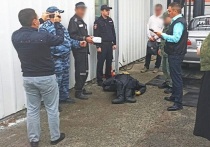 Сотрудники полиции и Следственного комитета в ходе работы с 58-летним гражданином, который отбывает наказание в местах лишения свободы, раскрыли преступление, совершенное 42 года назад, в 1983 году