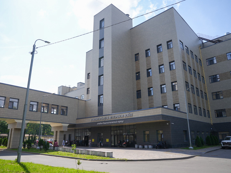 Депутат ЗакСа Высоцкий посетил в петербургском госпитале бойцов СВО