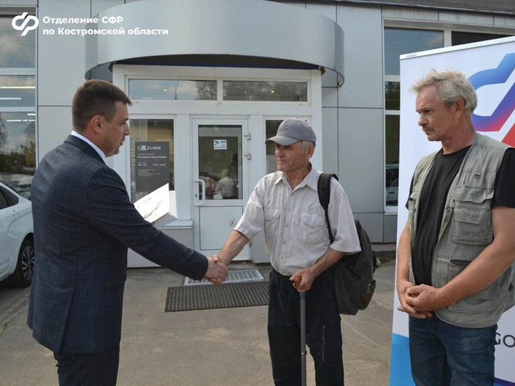 Соцфонд предоставил автомобили двум костромичам, ставшим инвалидами
