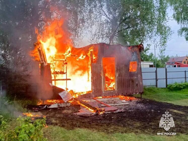 В Тверской области полыхала хозпостройка