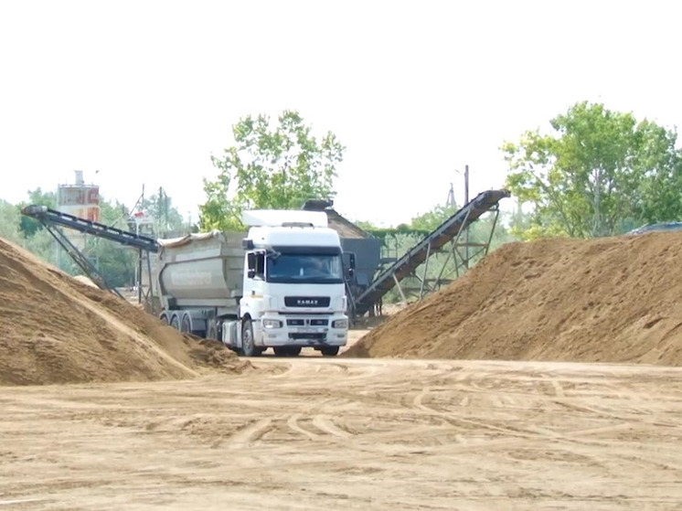 В Анапе ежедневно вывозят около 800 тонн замазученного песка