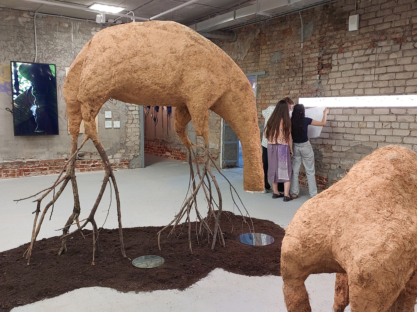 Visitantes en la `Noche de la Bienal`