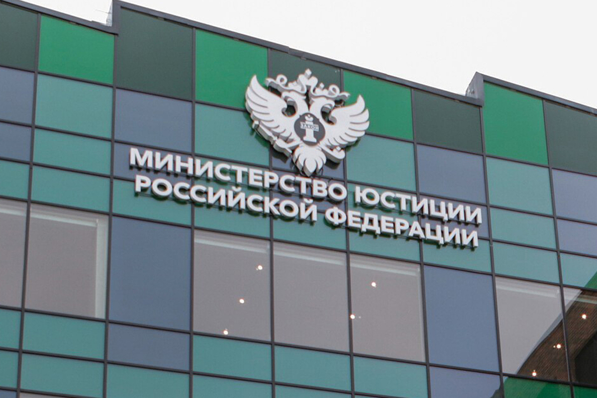 Минюст объявил тендер о ремонте гербов, чтобы вернуть кресты