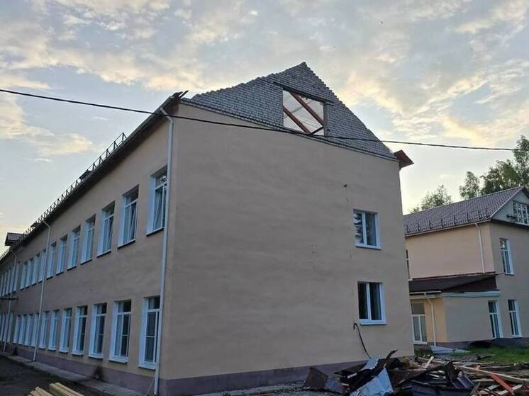 В Новосельском поселке рабочие ремонтируют крышу школы после грозового шторма