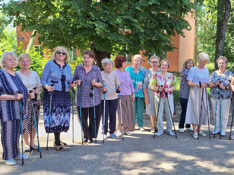 Смоленские бабушки шагают к здоровью и долголетию