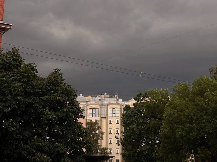 На Петербург надвигается зловещая гроза