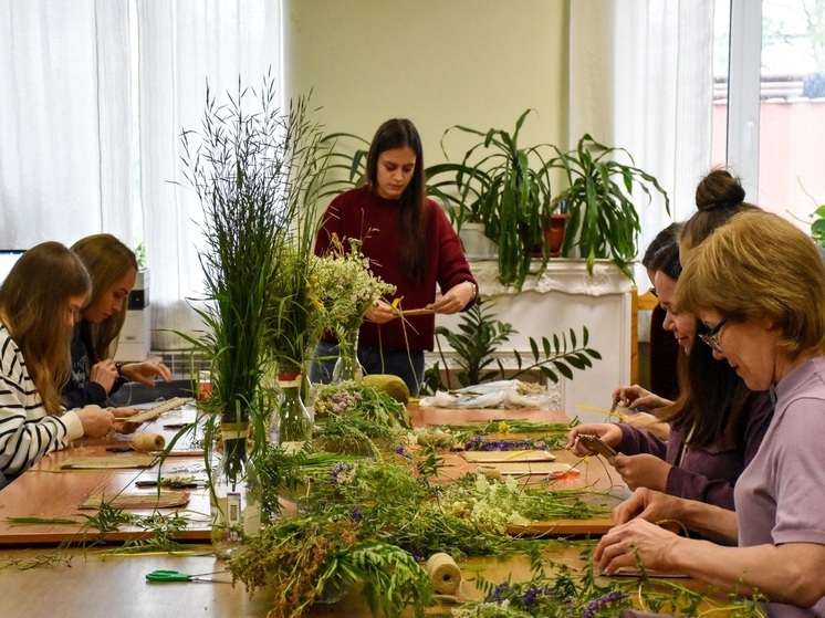 В Нарьян-Маре прошел мастер-класс по созданию панно из разнотравья
