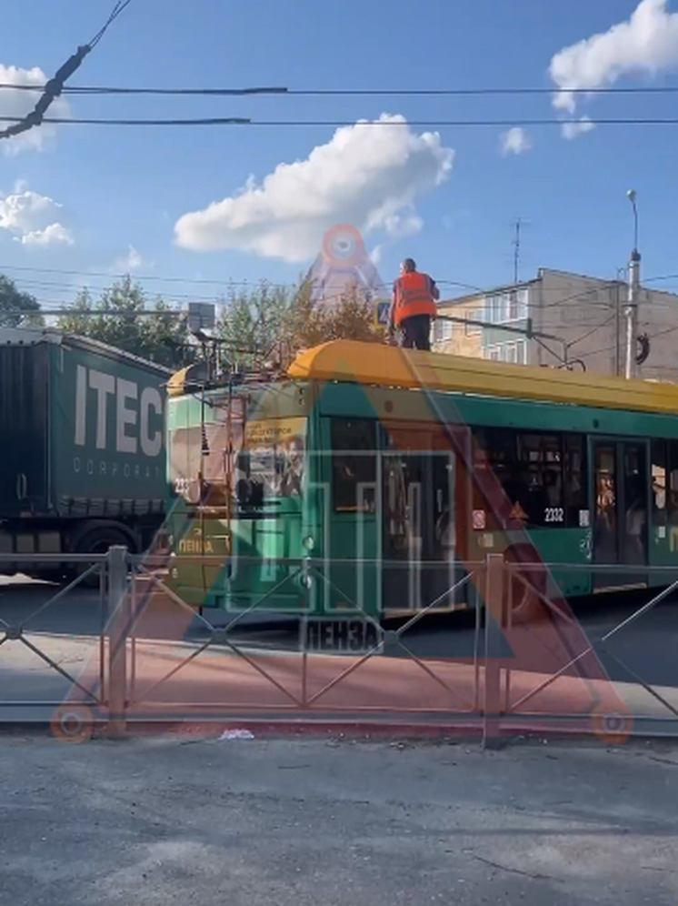 В Пензе на улице Циолковского затруднено движение транспорта из-за оборванных троллейбусных проводов