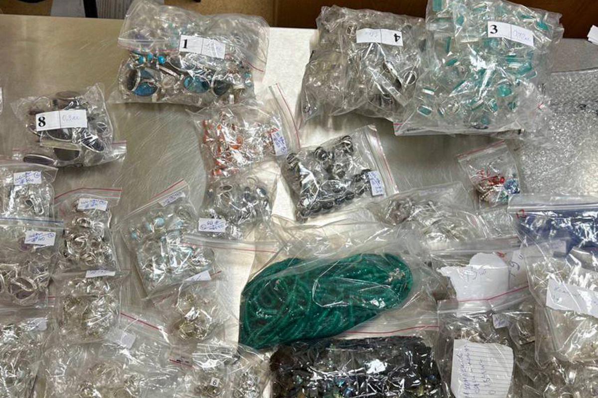 Пассажир из Бахрейна пытался провезти через Россию украшения на 6,8 млн рублей