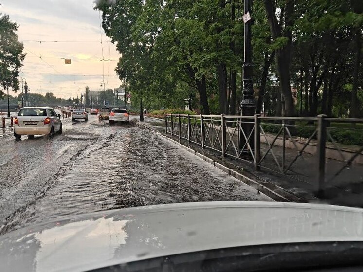 У Каменного острова петербургские автомобилисты «захлебнулись» в лужах из-за ливневок