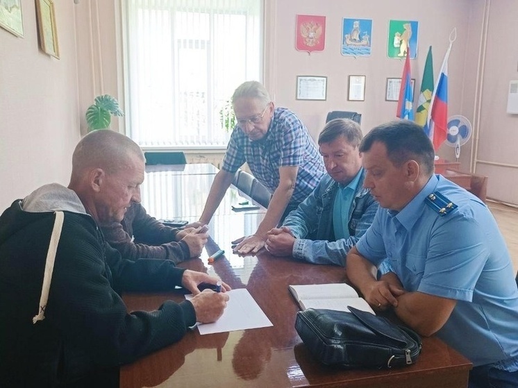 Ржавая питьевая вода более месяца поступает в дома жителей Вохмы