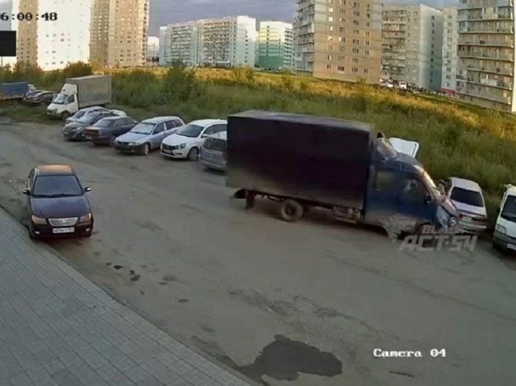 Водитель ГАЗели протаранил несколько автомобилей в Новосибирске