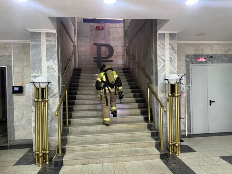 В Адыгее спасатели потушили пожар на 3 этаже здания