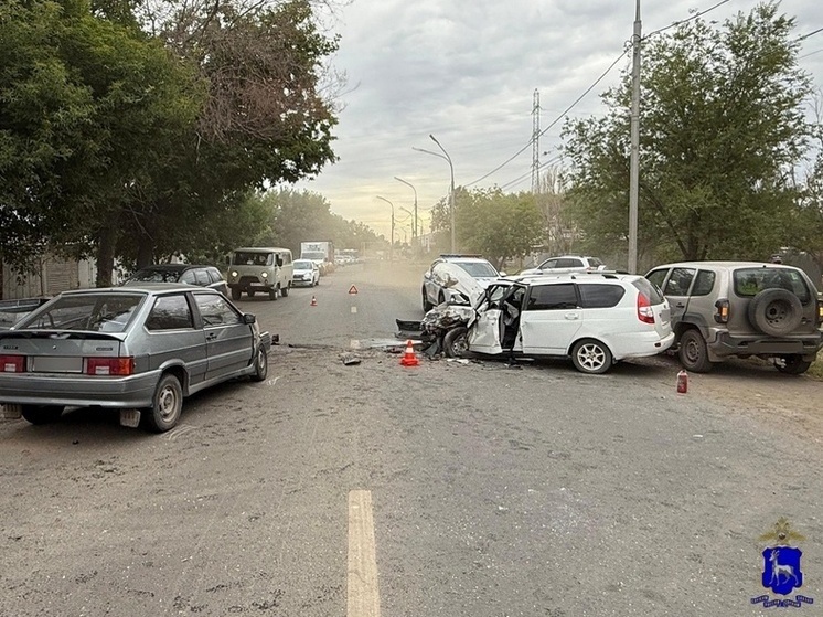 В Самаре 51-летняя водительница ВАЗ пострадала в ДТП с «приорой» и «нивой»