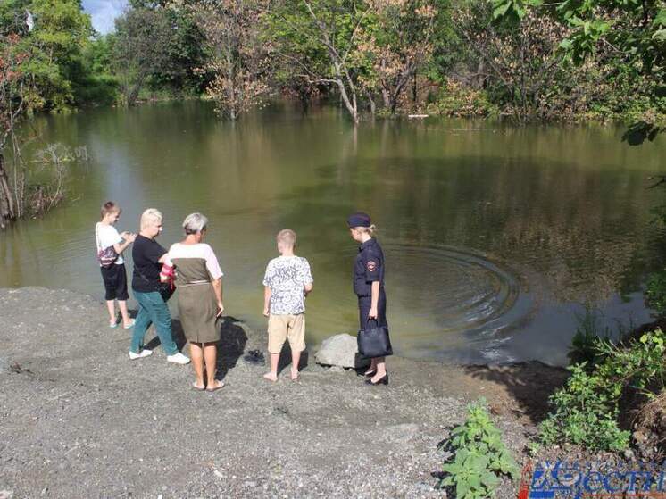 Сотрудники хабаровской мэрии патрулируют места для купания