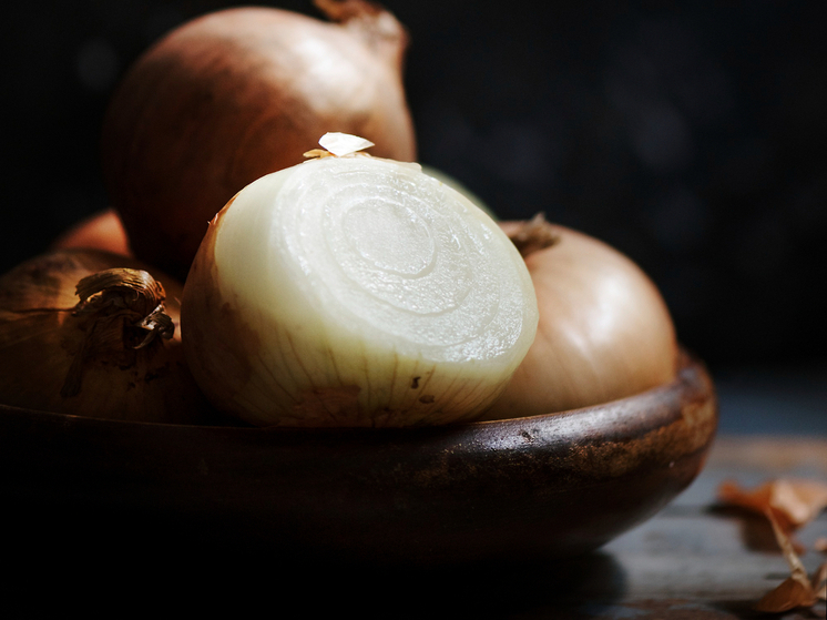 Как не наделать ошибок при уборке урожая: когда и как убирать репчатый лук, чтобы он долго хранился и не портился