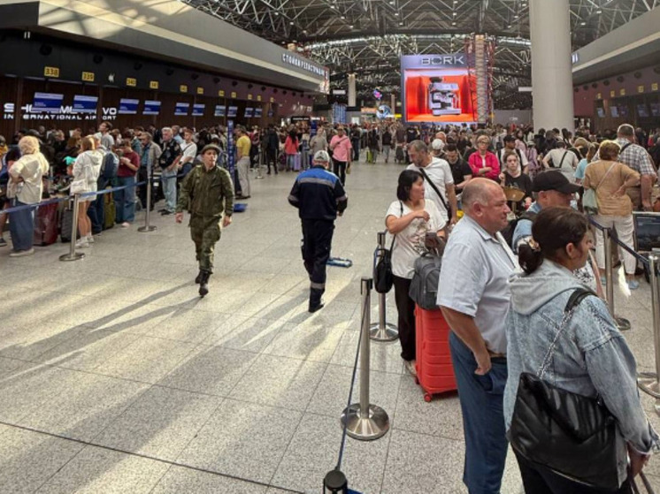 В аэропорту Шереметьево пассажирам начали выдавать надувные матрасы