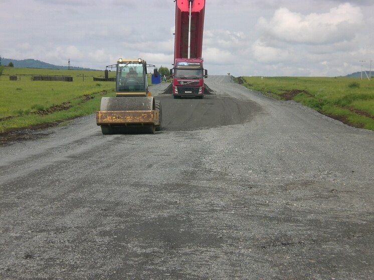 В Хакасии продолжают ремонтировать дороги к селам