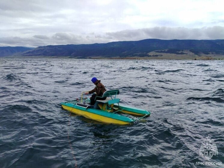 Мужчину спасли на Байкале после того, как его унесло на катамаране