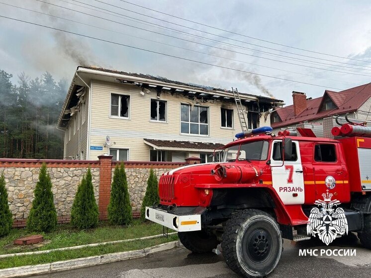 В МЧС рассказали подробности тушения пожара в частном пансионате в Солотче