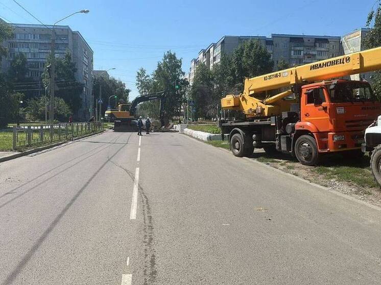 В Барнауле на двое суток перекрыли участок улицы Шукшина из-за порыва трубы
