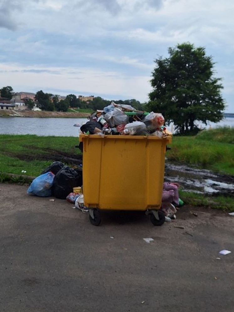 Что-то модно, что-то вышло из моды, а что-то вечно. Вечно и неизменно, как переполненные контейнеры на набережной Великой