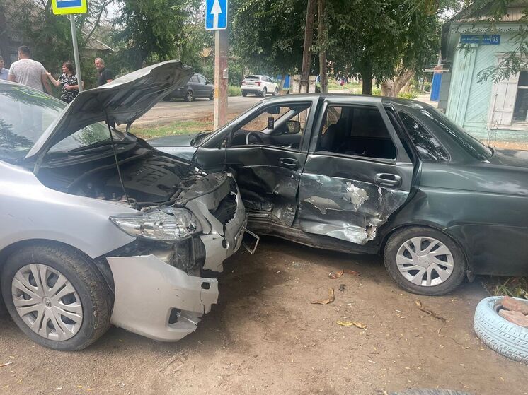 В Астрахани женщина на Ладе врезалась в Тойоту, трое пострадавших