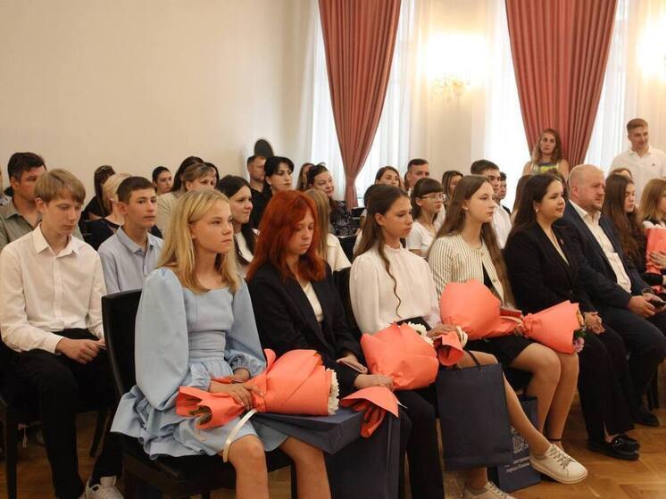 Борис Елкин вручил молодым псковичам паспорт гражданина РФ