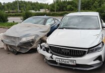 Место между домами 8 и 10 по Дальневосточному проспекту, дом 8 Невском районе Петербурга, похоже, превращается в аномальную зону для автомобилистов. Еще недавно жители жаловались на засилье такси, оккупировавших парковочные места.