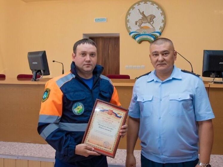 В городе Башкирии наградили сотрудника МЧС, спасшего провалившегося в колодец мальчика