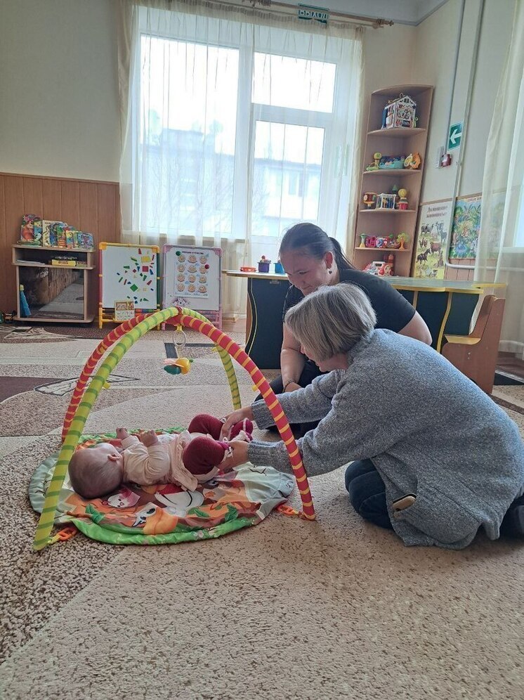 Психолог из Бердянска обучила запорожских мам развивающим играм для младенцев