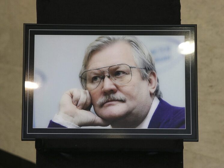 22 июля в ЦКБ №1 на ул. Маршала Тимошенко прошла церемония прощания с режиссером фильмов «Завтра была война», «Мастер и Маргарита», «Воры в законе», «Пиры Валтасара, или Ночь со Сталиным» Юрием Карой