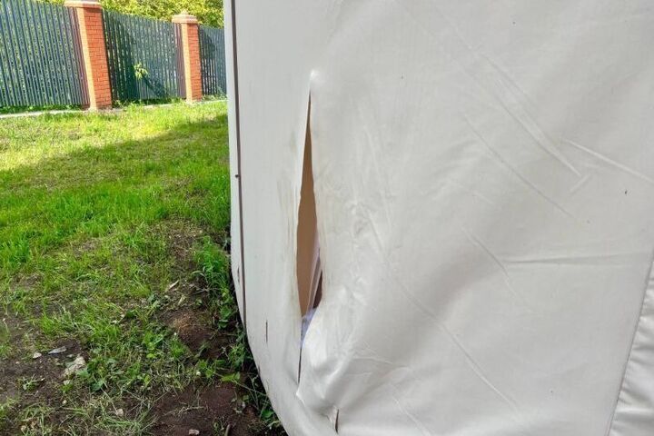 Вандалы в Уфе испортили юрту у Водонапорной башни