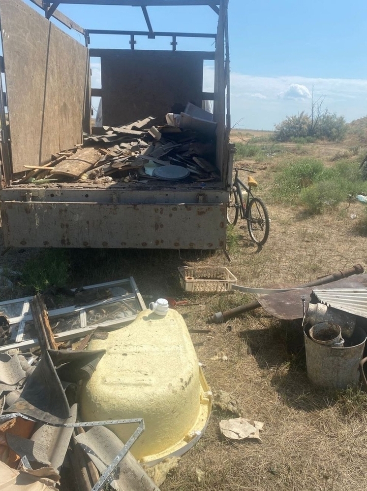 В Астраханской области водители выгружали строительные отходы прямо на землю