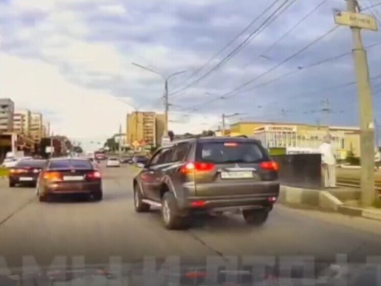 Черный "Мицубиси" чуть не устроил два ДТП на съезде с "Восточки" в Туле