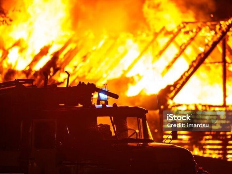 Томские пожарные ликвидировали возгорание деревянного дома на Крылова