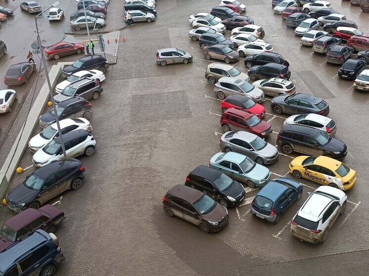 На выезде из Екатеринбурга два автомобиля врезались в дорожное ограждение