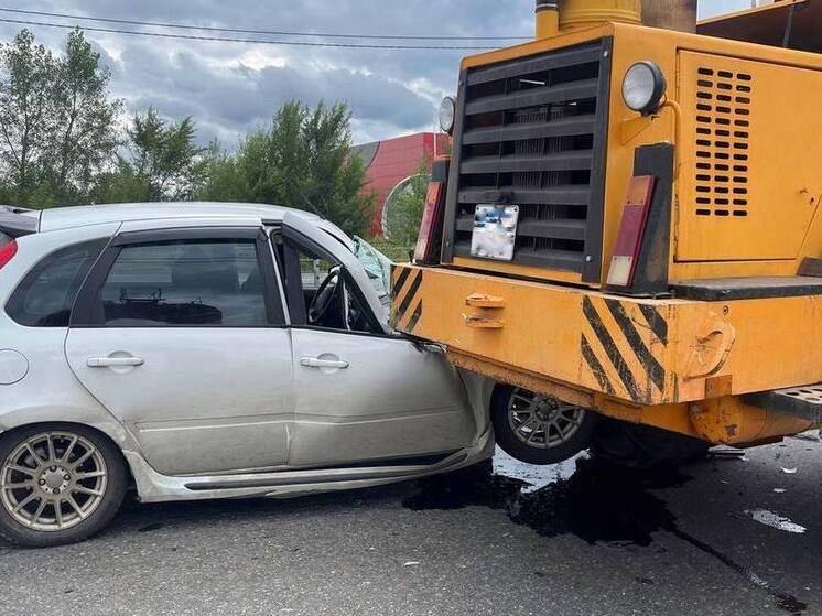 В Абакане пассажир «Лады Калины» переломал ребра в ДТП с погрузчиком