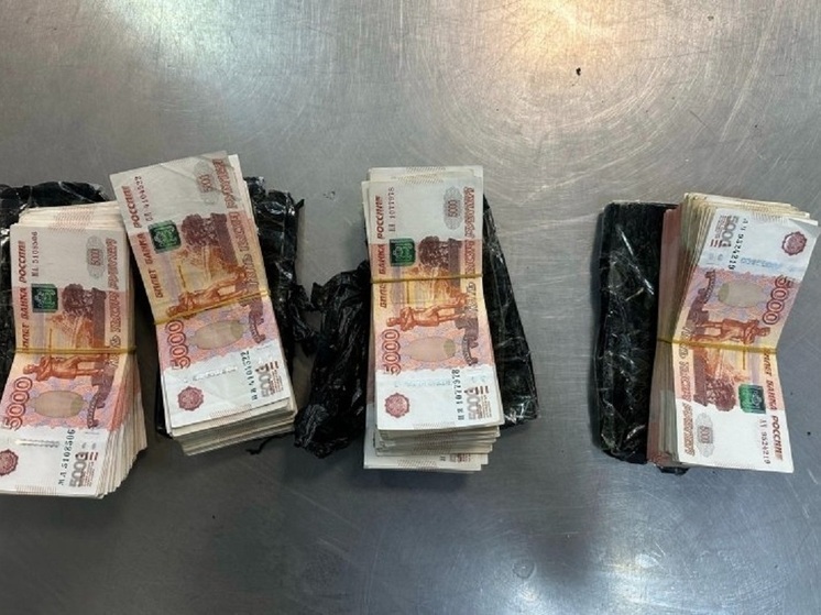 Иностранец пытался провезти в Приморье 3,4 млн рублей под нижним бельем