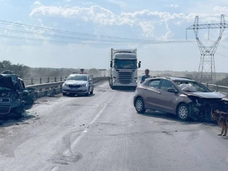На трассе под Волгоградом в ДТП пострадали 5 человек