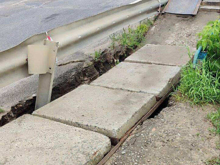 Промоины появились на дороге в Людинове