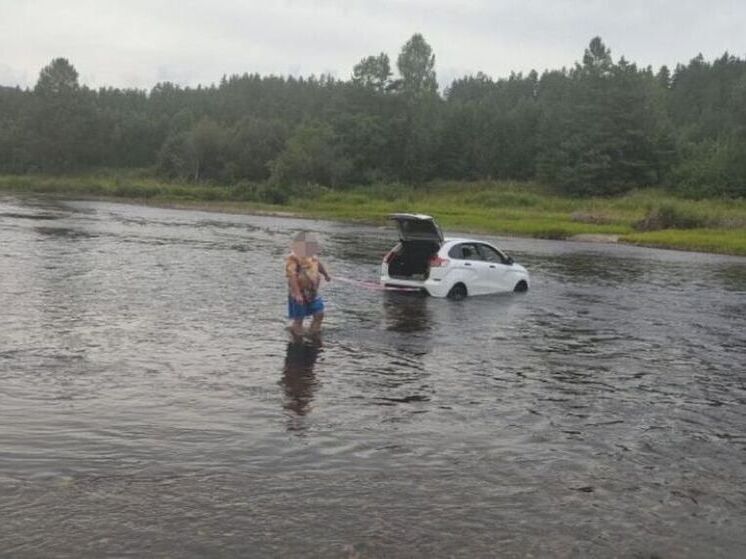 В Башкирии автомобиль с ребенком в салоне застрял посередине реки