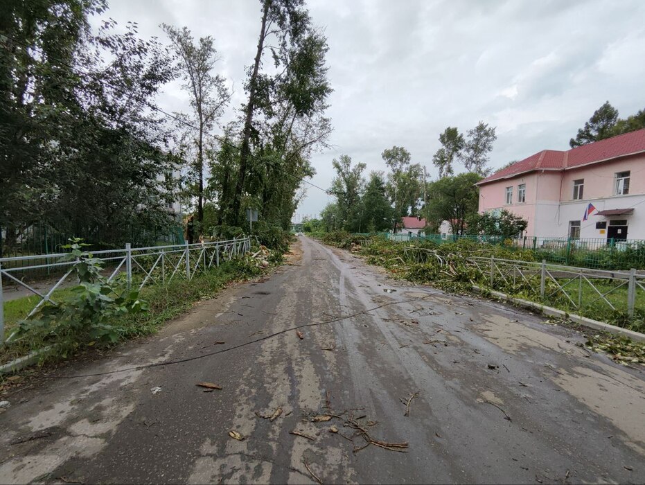 Разрушения на фоне жилых домов