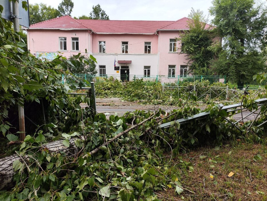 Мусор и обломки на дорогах