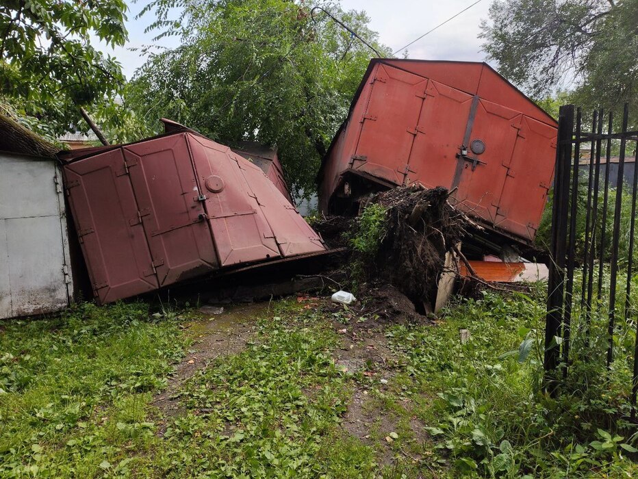 Поваленный столб и провода