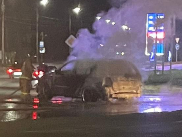 В Шахтах дотла сгорел легковой автомобиль
