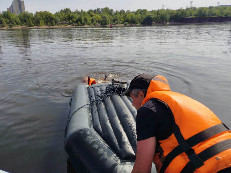 На Волге у Казанской набережной перевернулась лодка с людьми — всех спасли