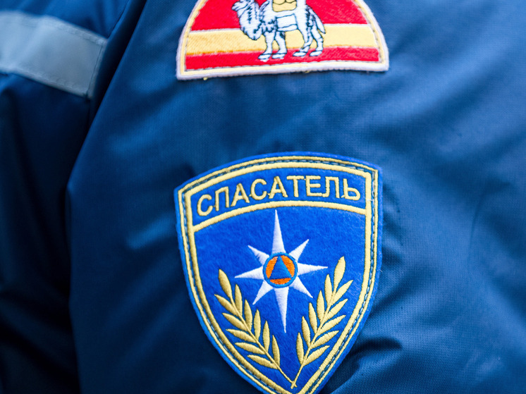 В Златоусте спасатели помогли подростку, застрявшему в оконной решетке